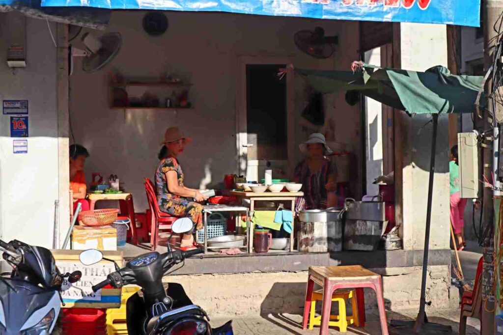 Tiệm ăn ven đường